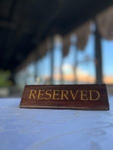 cartel de reservado encima de una mesa