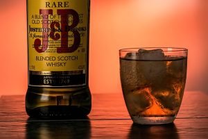 Botella de JB y vaso con whisky